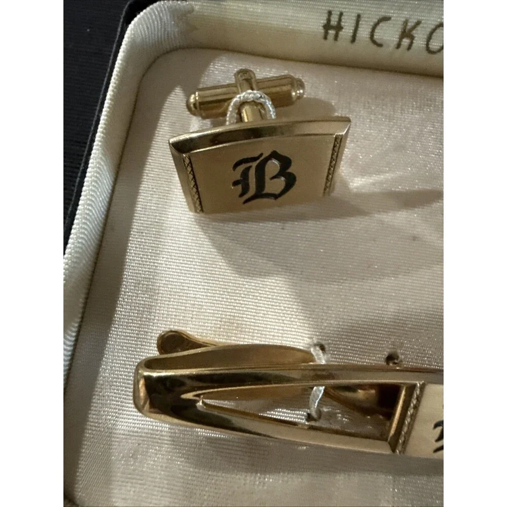 Hickock Tie Clasp Cufflink Set in Original Box Gold Tone Monogramed ‘B’
